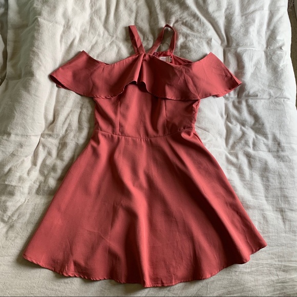 Open shoulder red dress - Picture 1 of 5